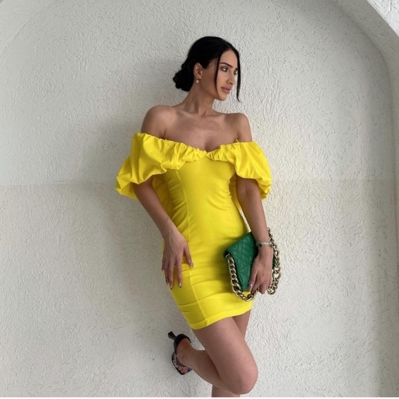 Zara Voluminous Gathered dress - Picture 2 of 6